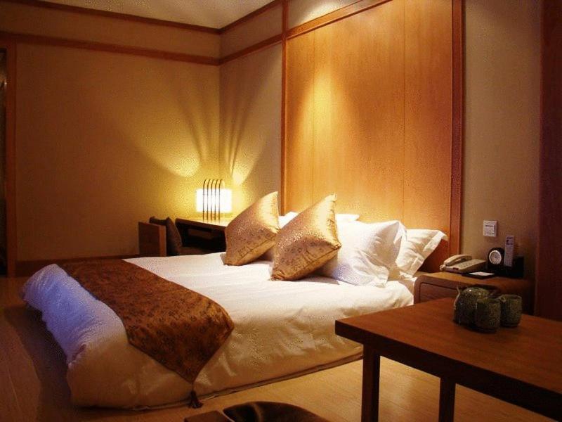 Linjiang Hotel 3*